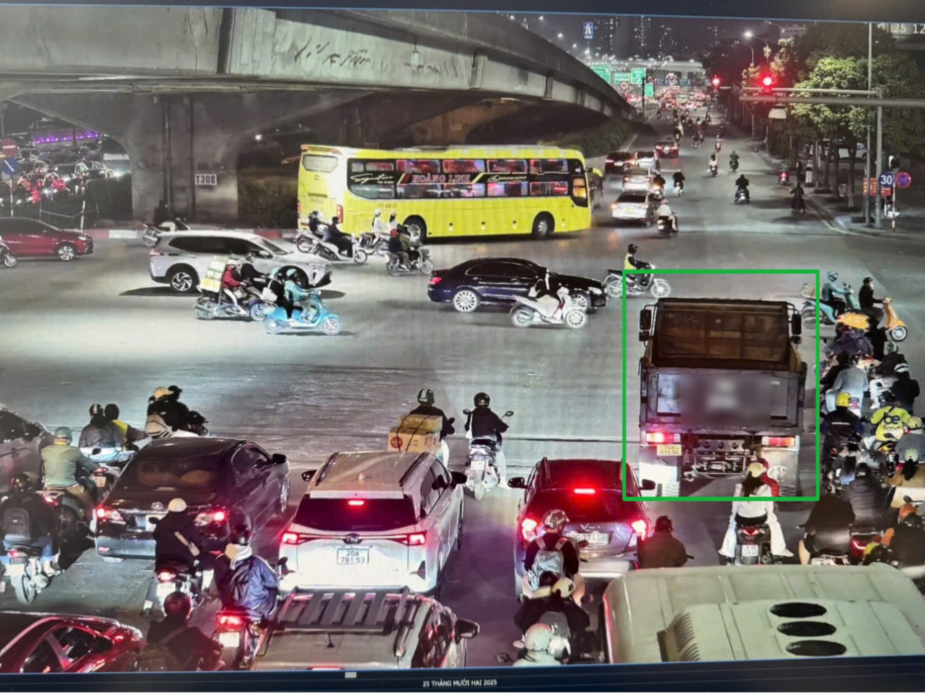 Qua camera AI, cảnh sát giao thông xử lý hàng loạt xe tải trong giờ cao điểm
