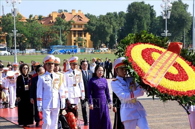 Đoàn đại biểu dự Đại hội Thi đua yêu nước toàn quốc vào Lăng viếng Chủ tịch Hồ Chí Minh