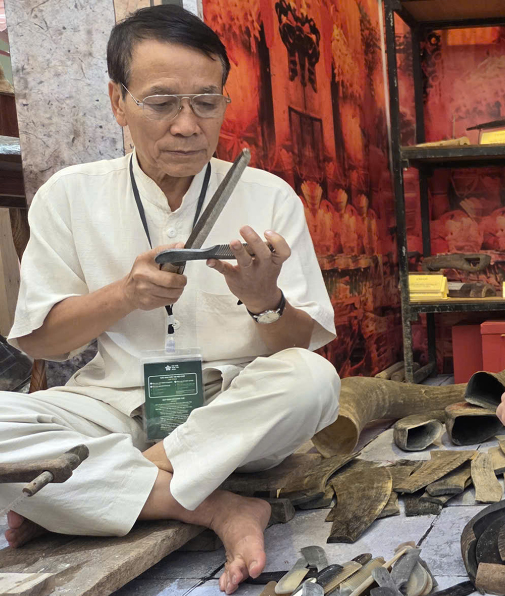 Nghệ nhân gìn giữ tinh hoa mỹ nghệ sừng