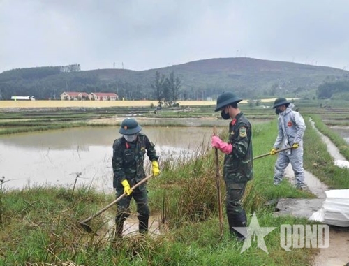Khẩn trương khắc phục sự cố tràn dầu ở xã Vạn Tường, tỉnh Quảng Ngãi