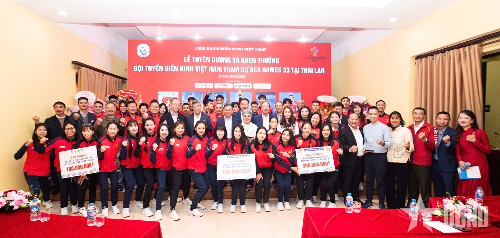  Đội tuyển điền kinh Việt Nam nhận thưởng hơn 1,5 tỷ đồng