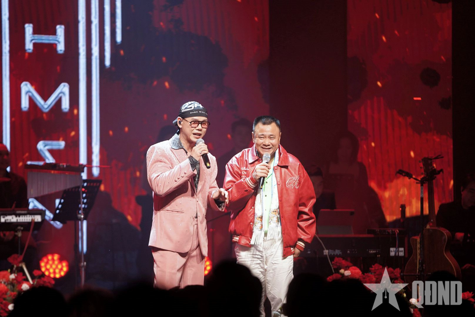 NSND Tự Long tung hứng tiểu phẩm hài với ca sĩ Phan Đinh Tùng trong liveshow kỷ niệm