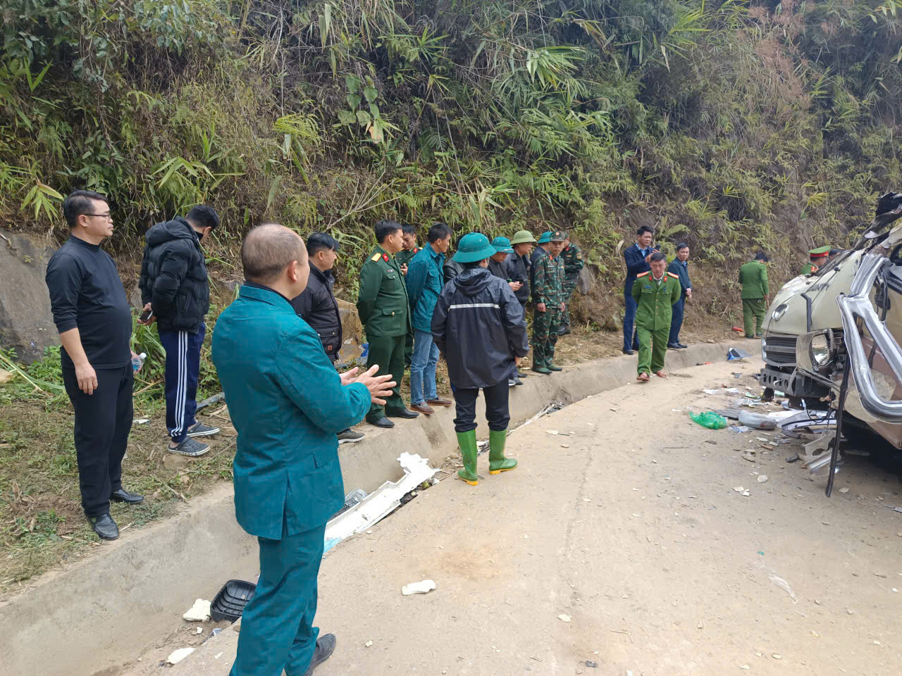 Bộ đội, dân quân có mặt kịp thời tham gia cứu hộ vụ tai nạn đặc biệt nghiêm trọng tại Lào Cai

