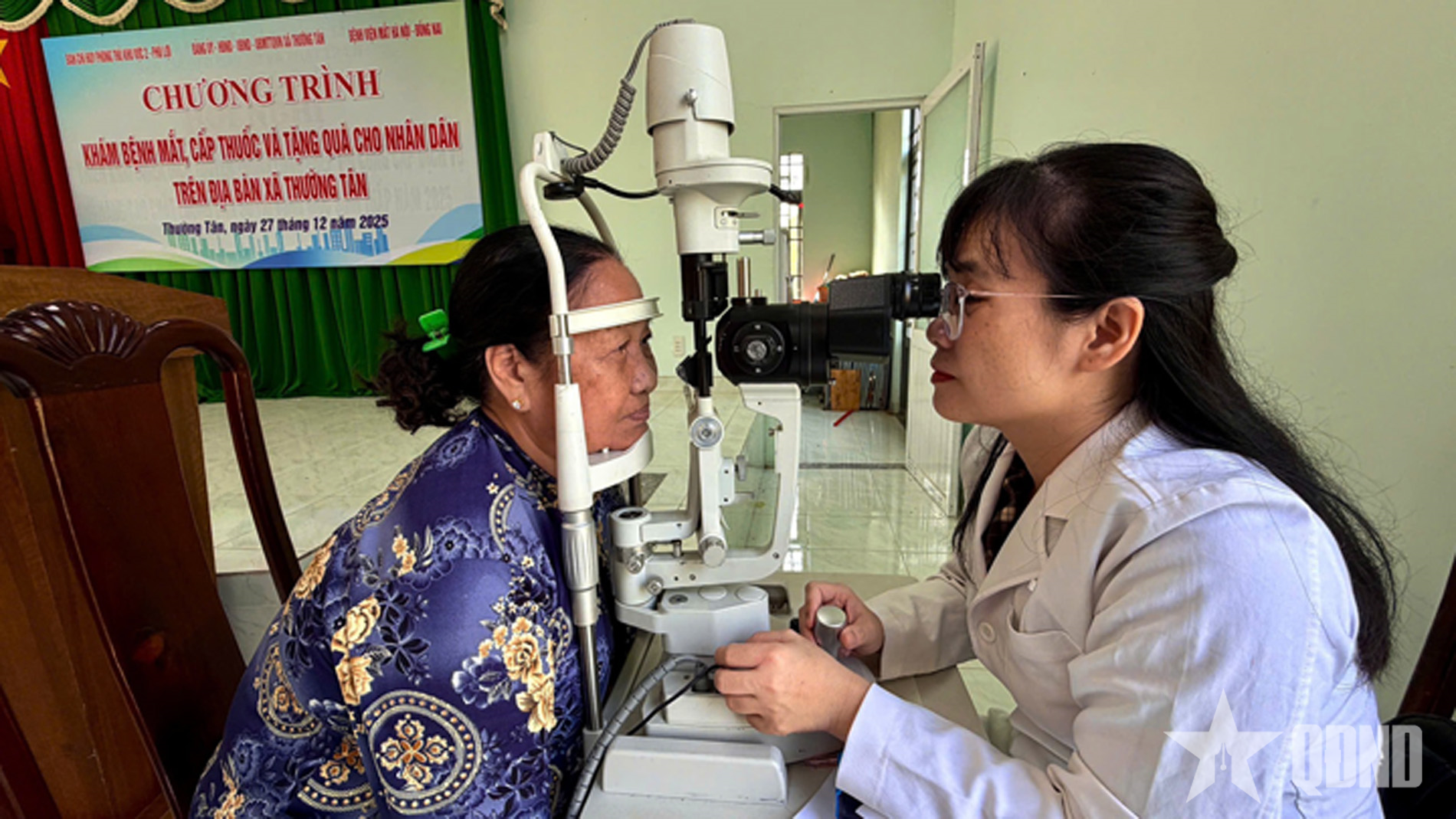 Ban chỉ huy Phòng thủ khu vực 2 - Phú Lợi phối hợp tổ chức khám bệnh, cấp thuốc cho nhân dân