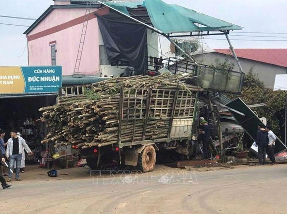 Tai nạn giao thông khiến 1 người chết, 3 người bị thương