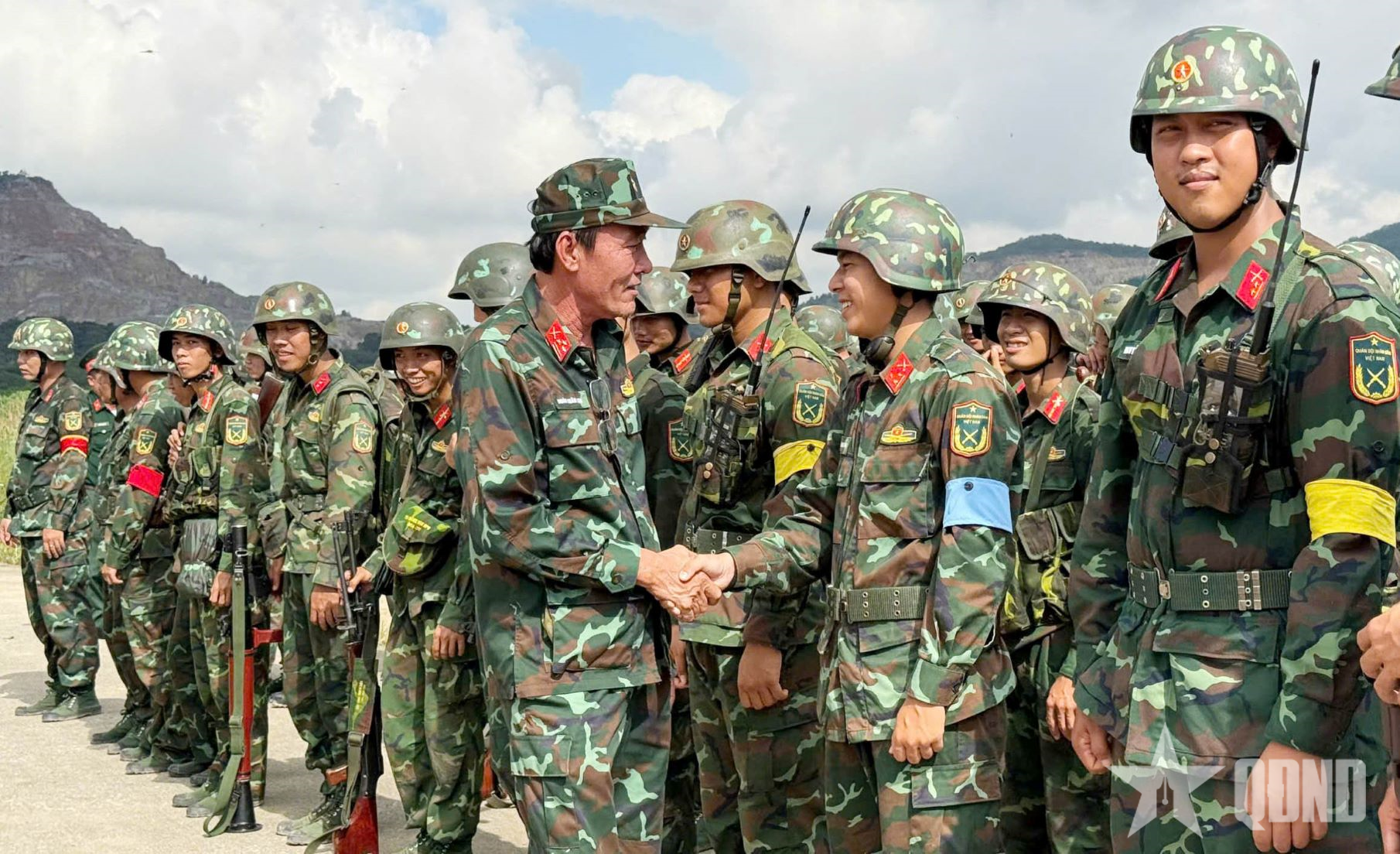 Rèn kỹ năng tác chiến trên địa hình phức tạp