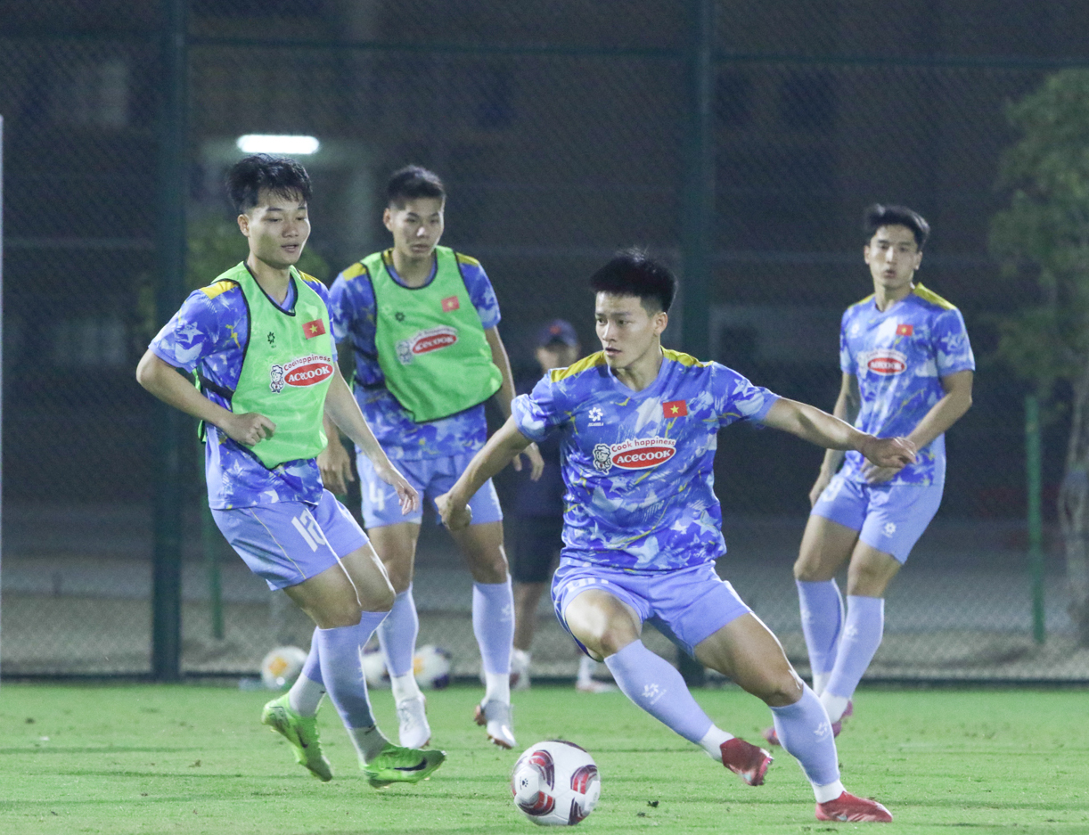 U23 Việt Nam căng sức tập luyện tại Qatar

