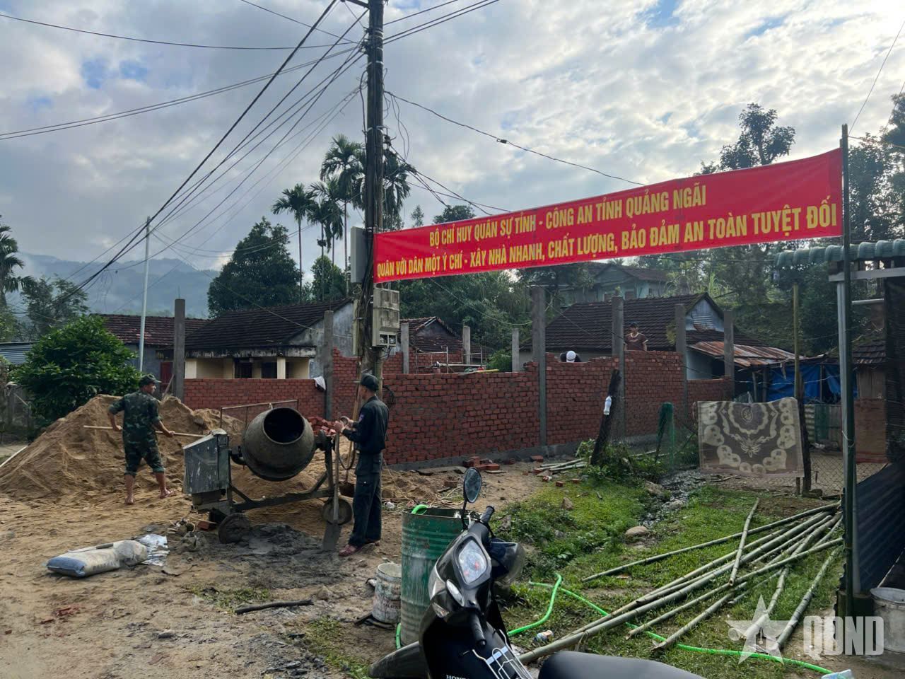 Bộ đội Sơn Tịnh giúp nhân dân dựng nhà sau lũ