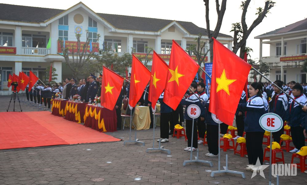 Hơn 20.000 học sinh Hà Tĩnh dự phát động Cuộc thi “Em yêu biển, đảo quê hương”