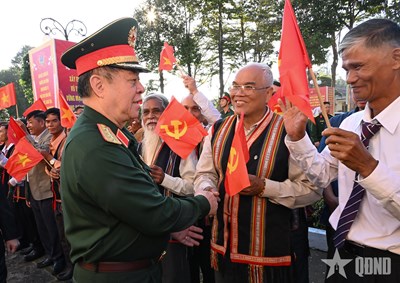 Gallery - 	Đại tướng Nguyễn Trọng Nghĩa dự gặp mặt già làng Tây Nguyên