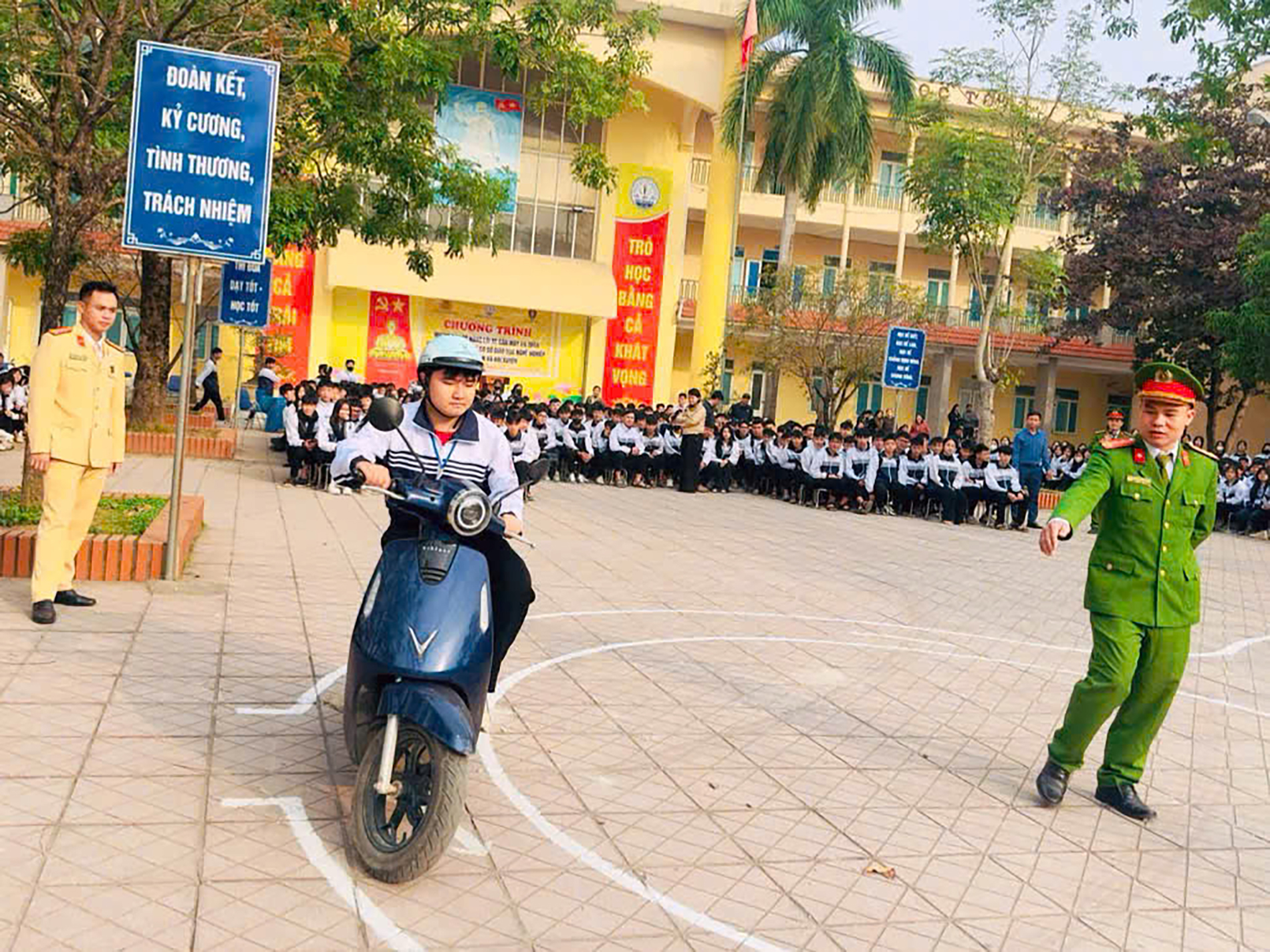 Hà Nội: Hướng dẫn kỹ năng lái xe gắn máy an toàn cho học sinh trung học phổ thông