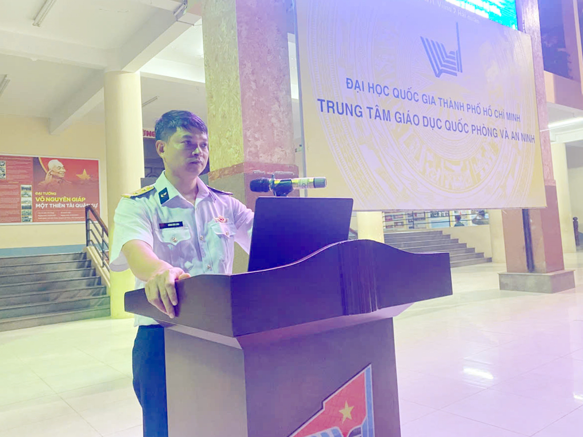 Lữ đoàn 125 (Vùng 2 Hải quân) tuyên truyền về biển, đảo cho hơn 2.500 sinh viên