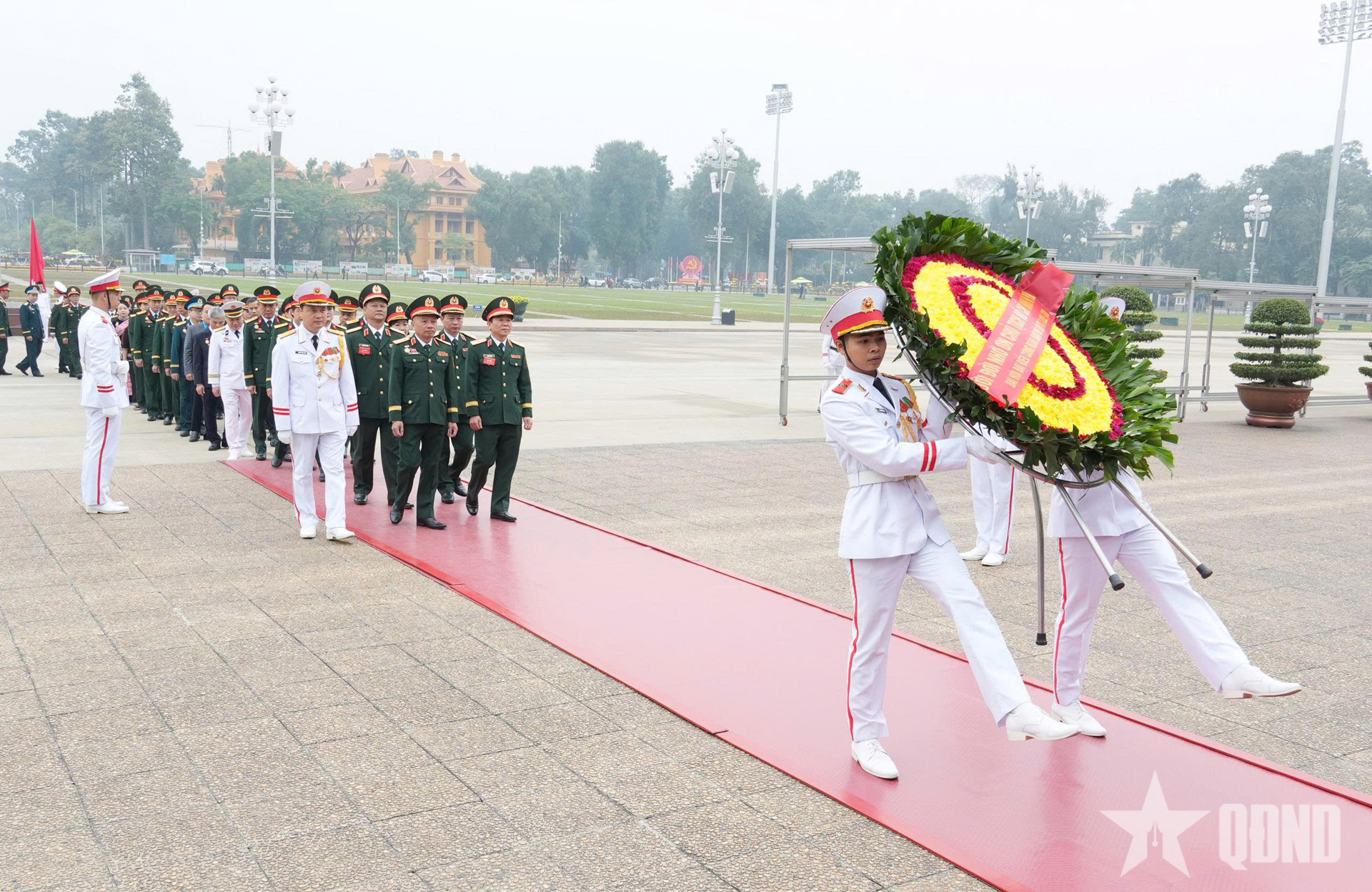 Đoàn đại biểu dự Đại hội đại biểu Công đoàn Quân đội lần thứ XI báo công dâng Bác