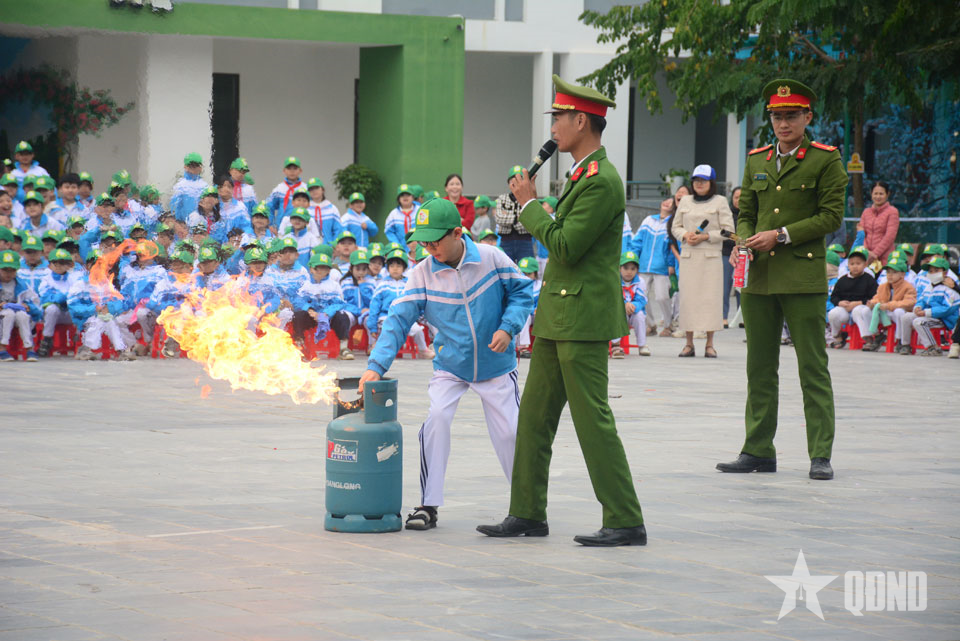 Điện Biên: Gần 1.230 cán bộ, giáo viên, học sinh được trang bị kỹ năng phòng cháy, chữa cháy