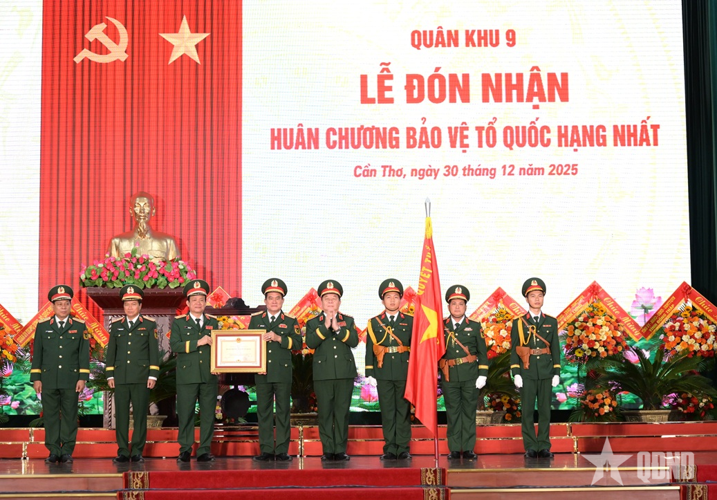 Đại tướng Nguyễn Trọng Nghĩa dự Lễ đón nhận Huân chương Bảo vệ Tổ quốc hạng Nhất của Lực lượng vũ trang Quân khu 9

