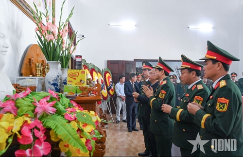 Đưa 10 hài cốt liệt sĩ Việt Nam từ Lào về nước