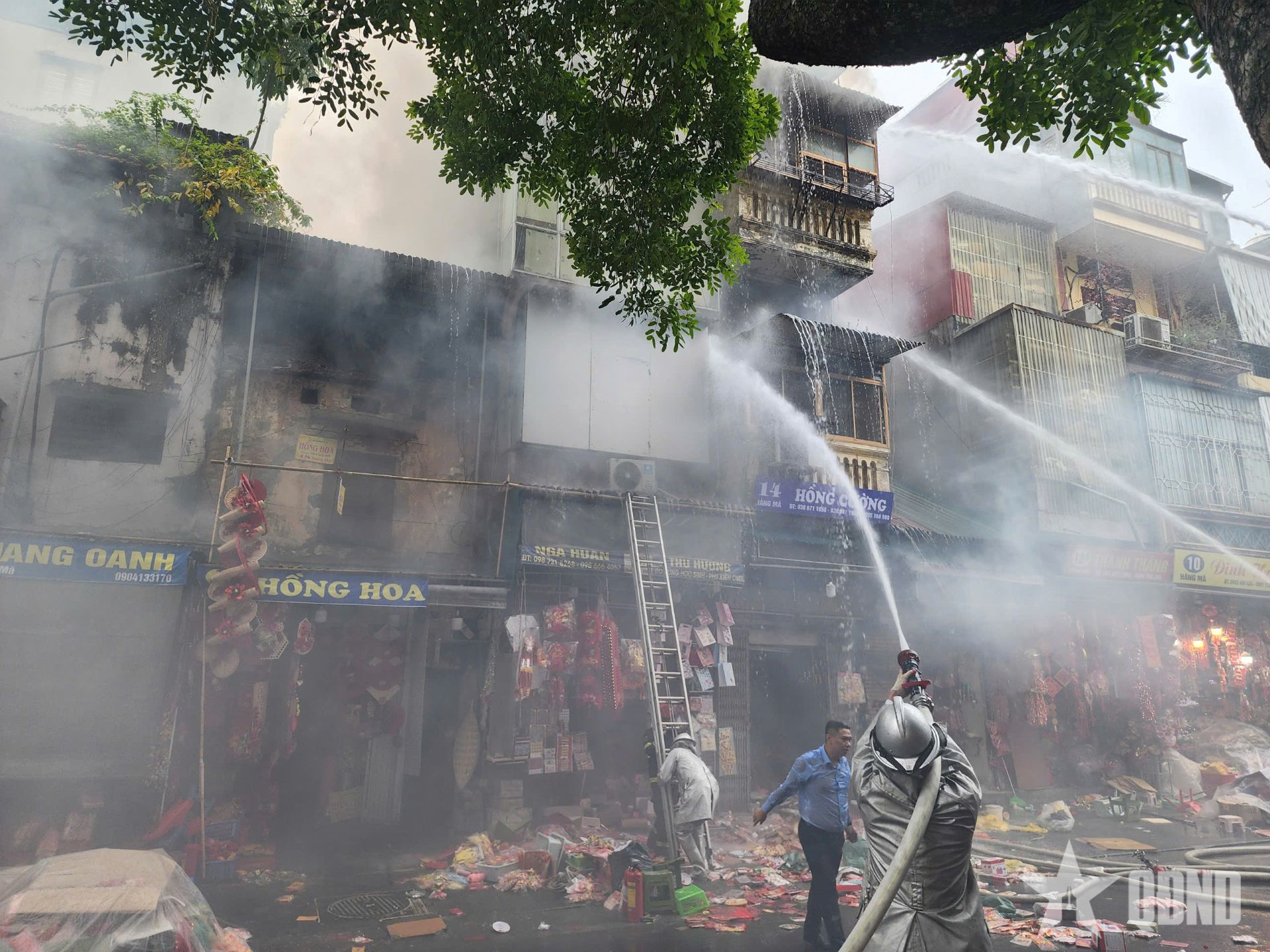 Cháy nhà dân tại phố Hàng Mã (Hà Nội), một người bị thương do ngã từ tầng cao

