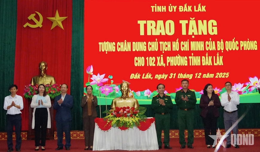 Trao tượng chân dung Chủ tịch Hồ Chí Minh tặng 102 xã, phường tỉnh Đắk Lắk