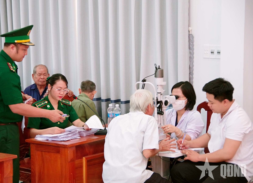 Bộ đội Biên phòng Tây Ninh phối hợp khám mắt cho bà con vùng biên