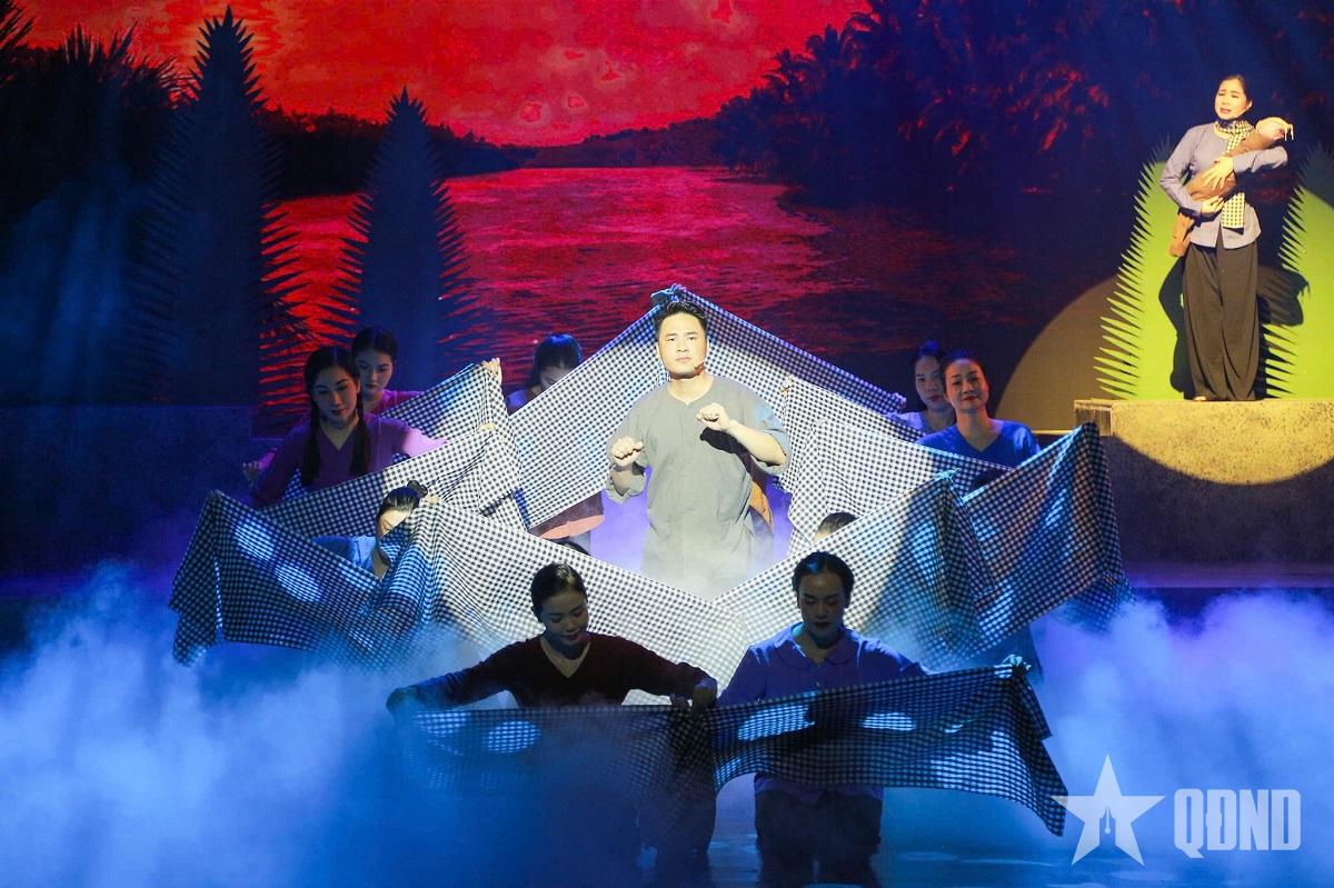 Vinh quang khi được hóa thân “người thắp lửa”