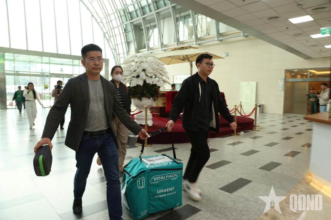 Thầy thuốc quân y thực hiện thành công ca ghép gan