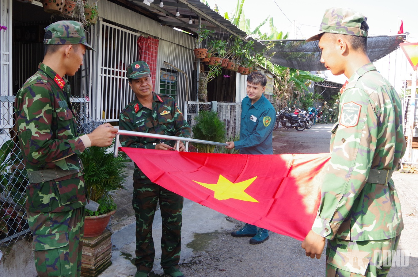 Sư đoàn 8 (Quân khu 9) tô thắm 