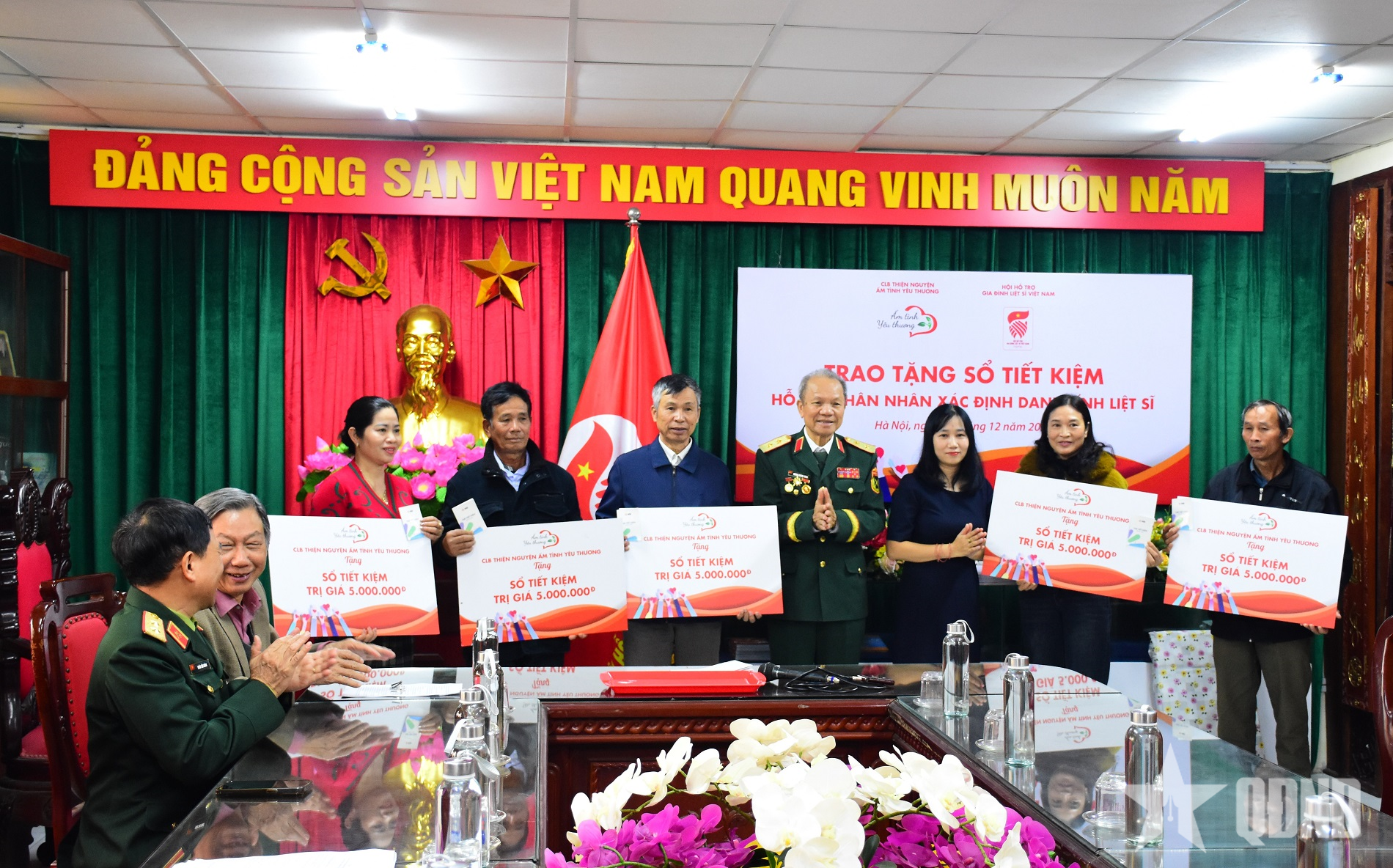 Trao tặng sổ tiết kiệm hỗ trợ thân nhân các gia đình liệt sĩ