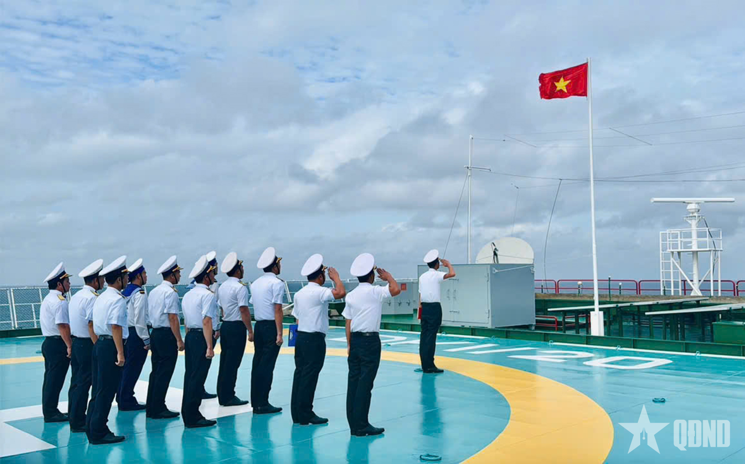 Nhà giàn DK1 vui năm mới vẫn sẵn sàng chiến đấu cao

