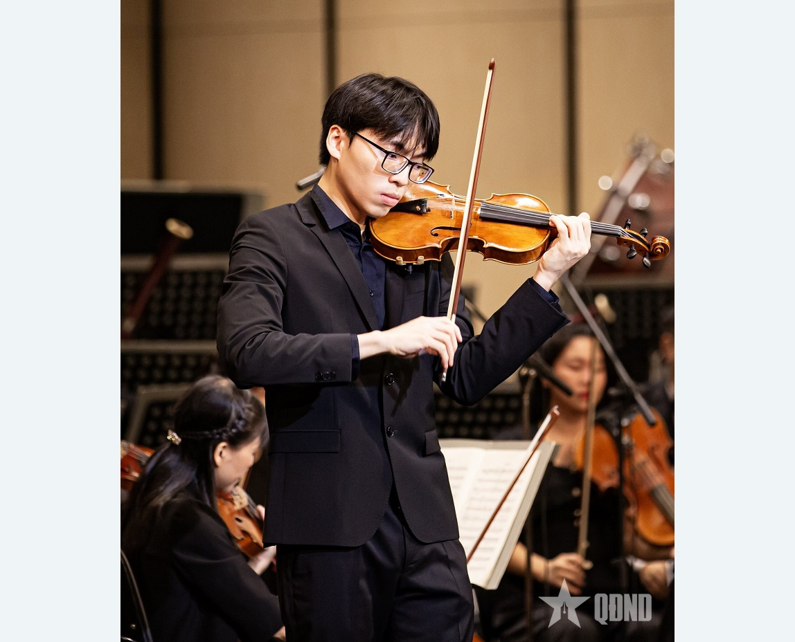 Chơi đàn để góp phần vun đắp yêu thương, hòa bình