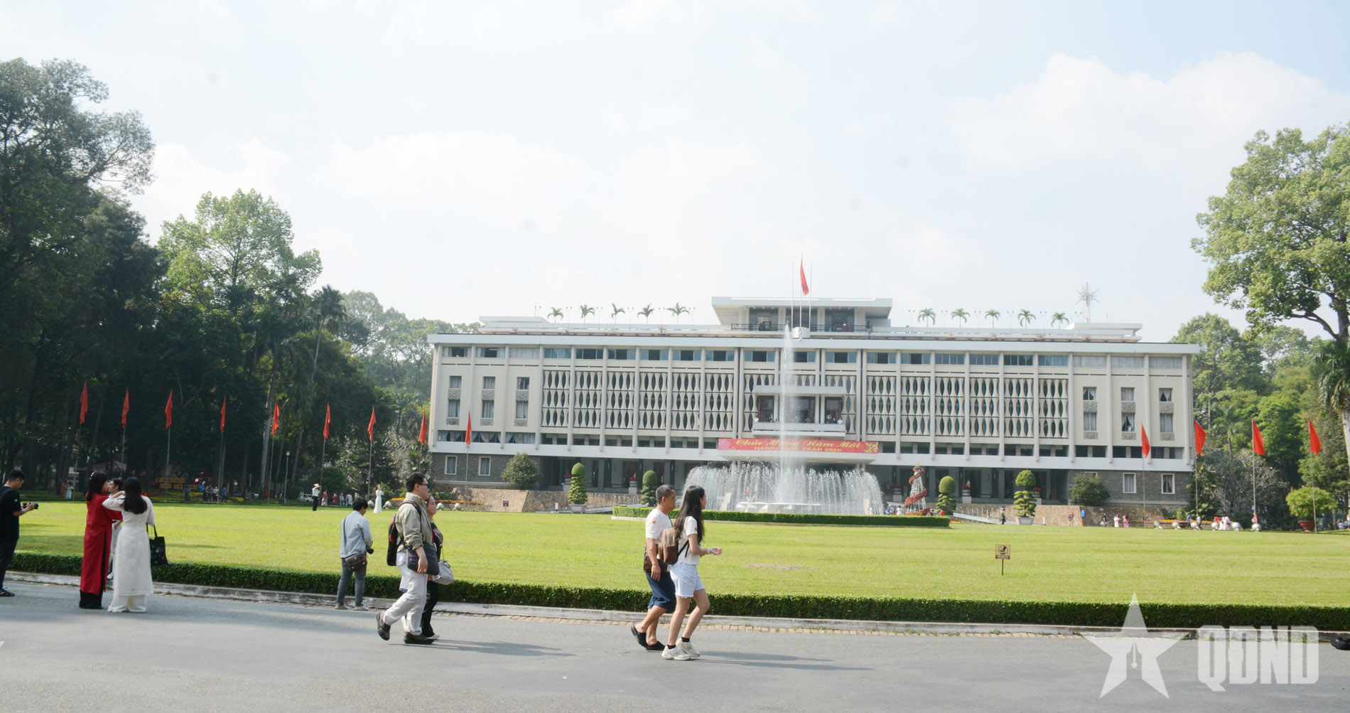 Năm mới thanh bình trên TP Hồ Chí Minh