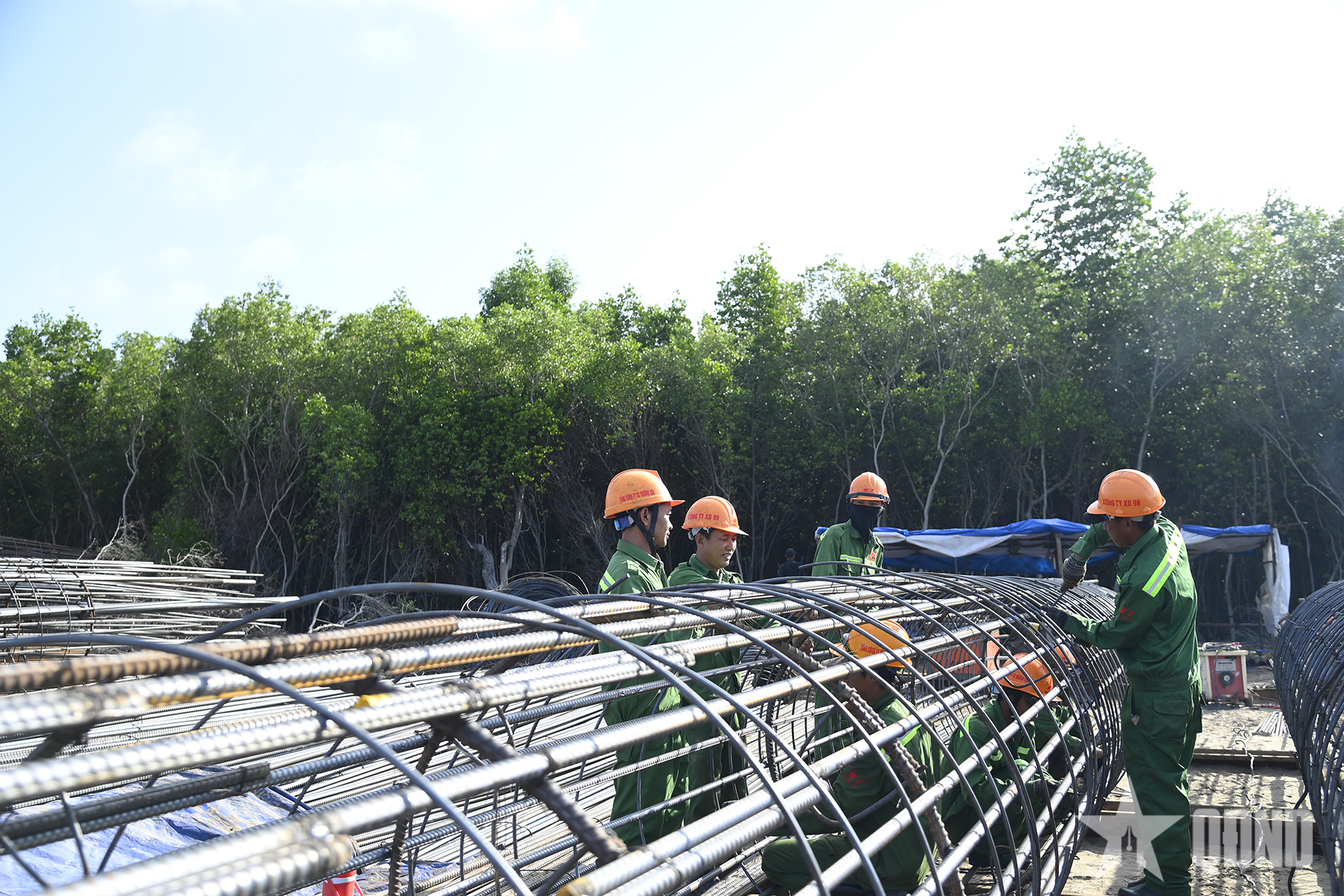 Công nhân Binh đoàn 12 bám công trường xuyên Tết, thúc tiến độ cao tốc miền Tây