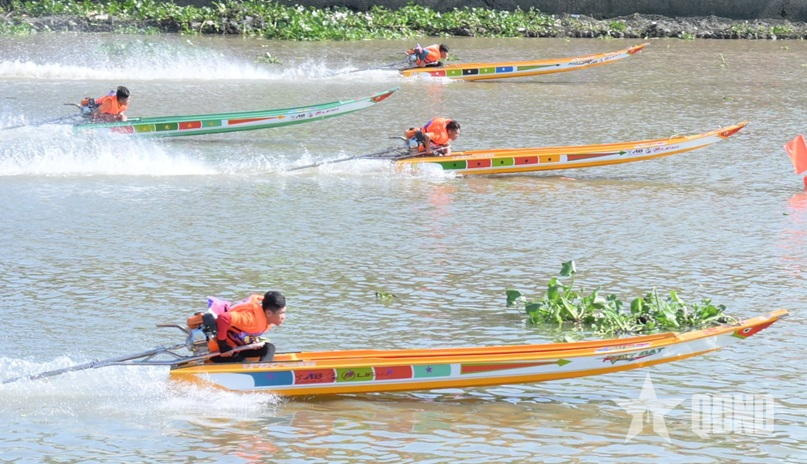 Sôi động, kịch tính giải vô địch đua vỏ composite Cần Thơ mở rộng