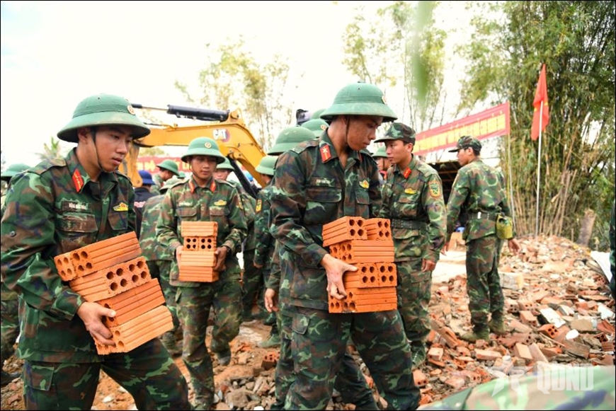 Bộ đội &ldquo;thần tốc&rdquo; gi&uacute;p nh&acirc;n d&acirc;n dựng x&acirc;y nh&agrave; mới