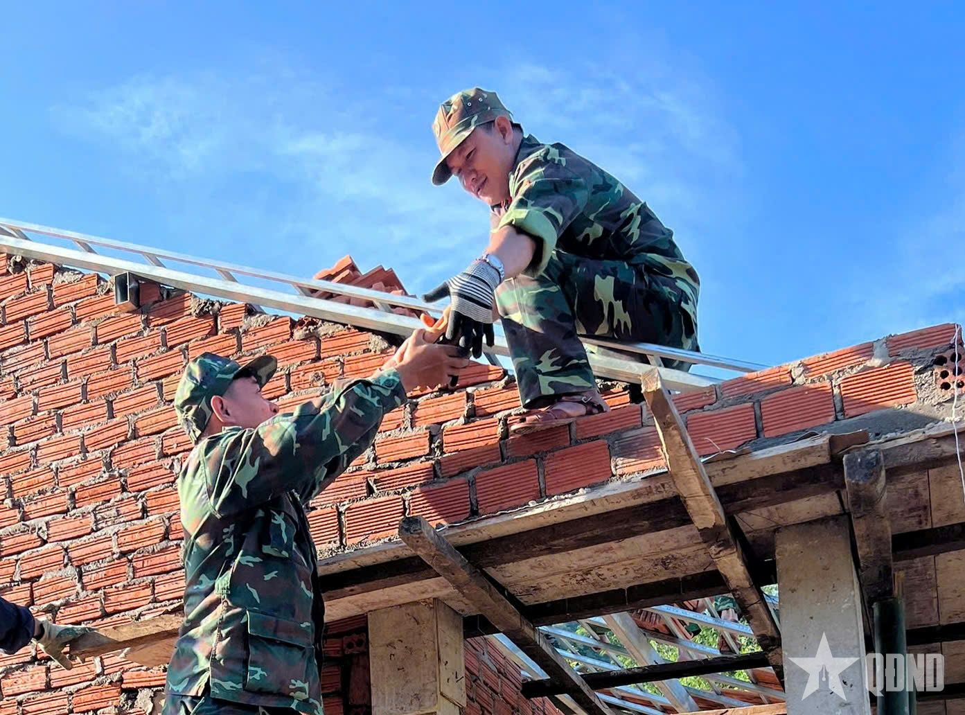 Bộ đội dựng xây mái ấm nơi đại ngàn Tây Trà