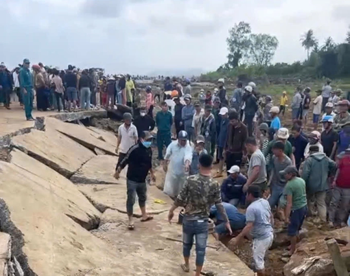 Sập bờ kè khiến 4 người đang trú mưa tử vong