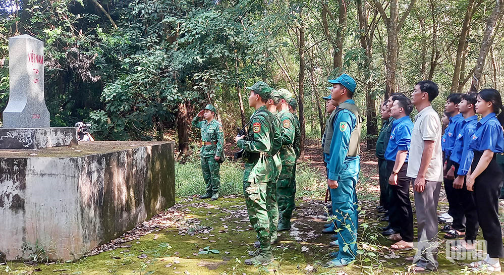 Xây dựng thế vững lòng dân, giữ biên cương yên bình, no ấm - Bài 2: Chung sức xây dựng địa bàn an toàn, phát triển