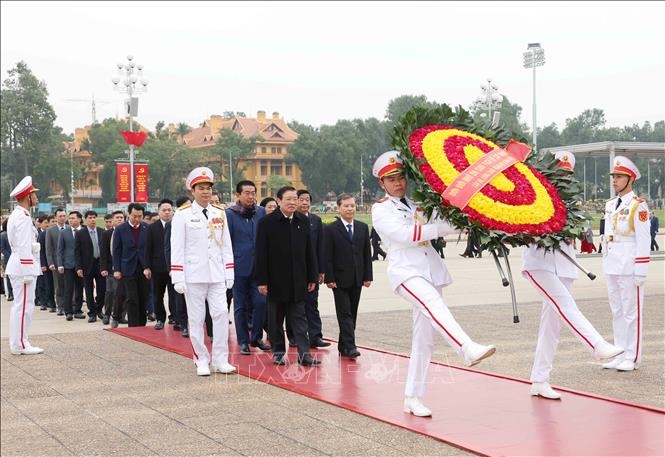 Đoàn cán bộ ngành Nội chính Đảng vào Lăng viếng Chủ tịch Hồ Chí Minh, dâng hương các anh hùng liệt sĩ và Cố Tổng Bí thư Trường Chinh