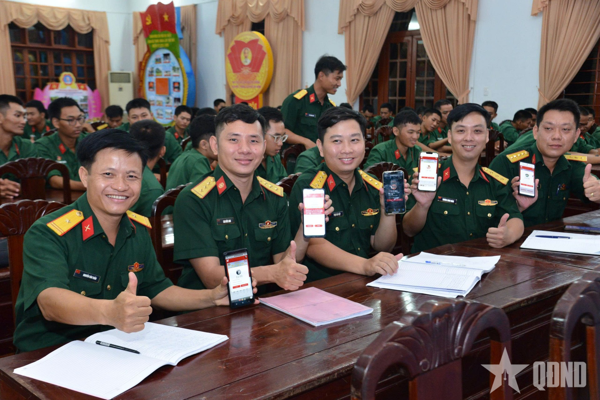 Bồi dưỡng văn hóa ứng xử cho sĩ quan trẻ trên không gian mạng