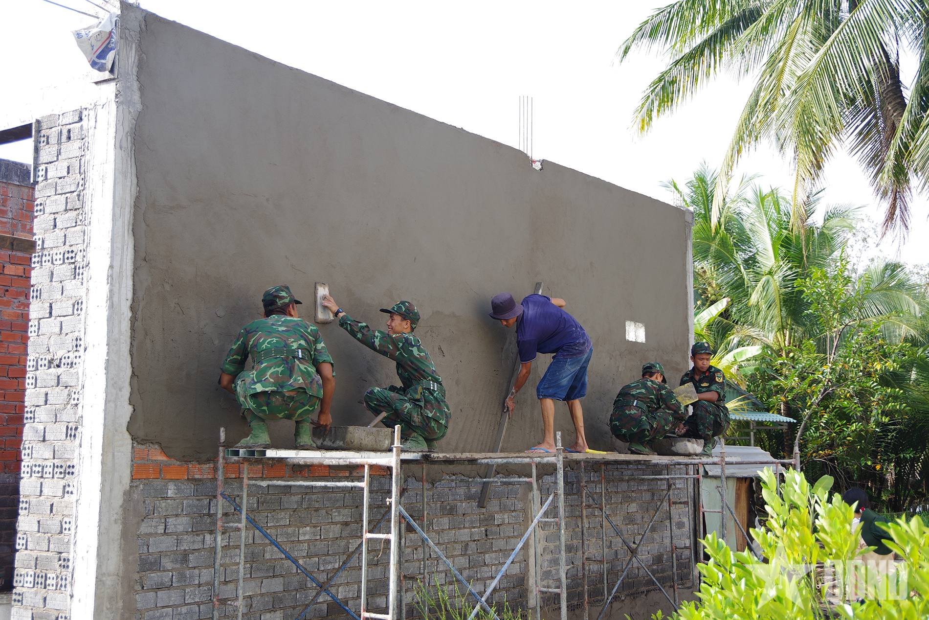 Bộ đội về xóm làng thêm khang trang