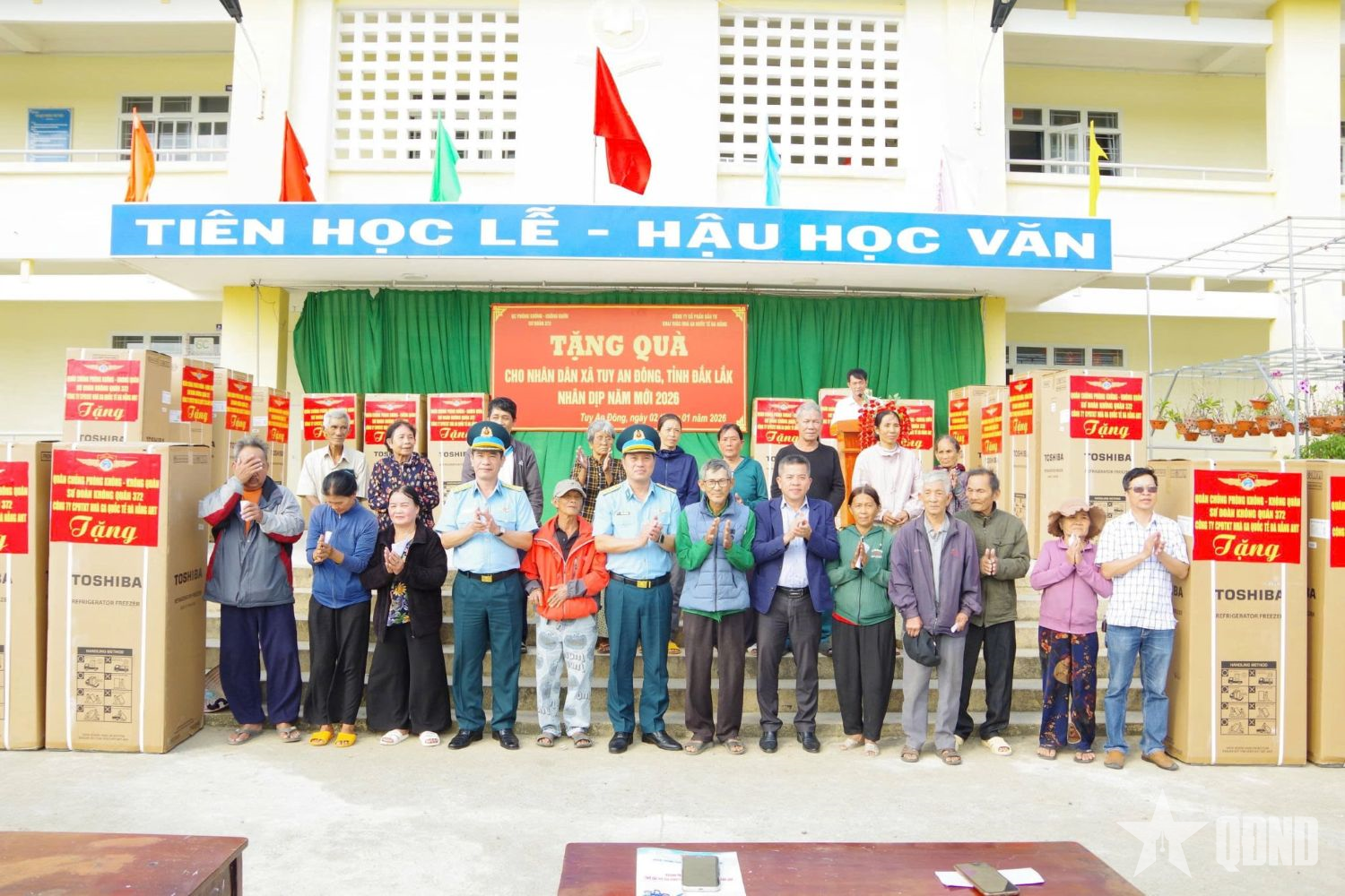 Sư đoàn Không quân 372 trao gần 300 phần quà tặng đồng bào vùng lũ