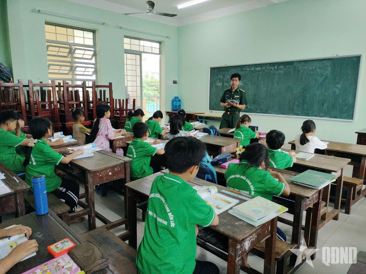 Thầy giáo quân hàm xanh thắp sáng ước mơ cho những đứa trẻ