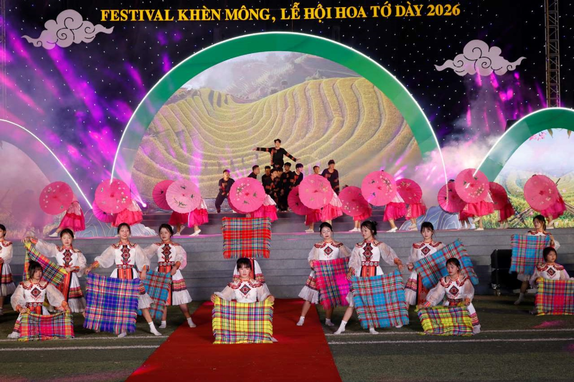 Lung linh sắc khèn, rực rỡ hoa tớ dày đón xuân mới ở Mù Cang Chải