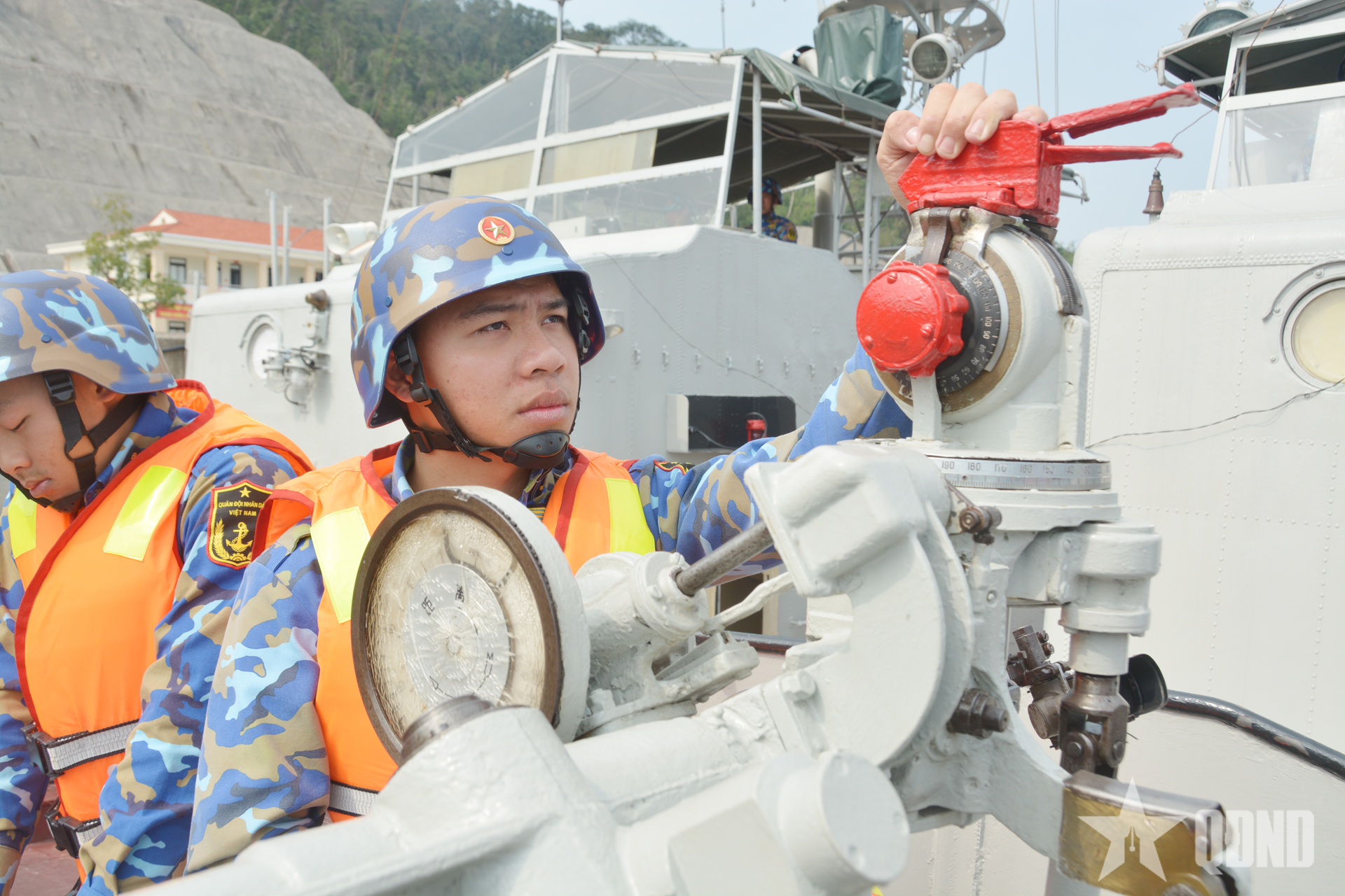 Luyện giỏi, rèn nghiêm ở Lữ đoàn 169 Hải quân