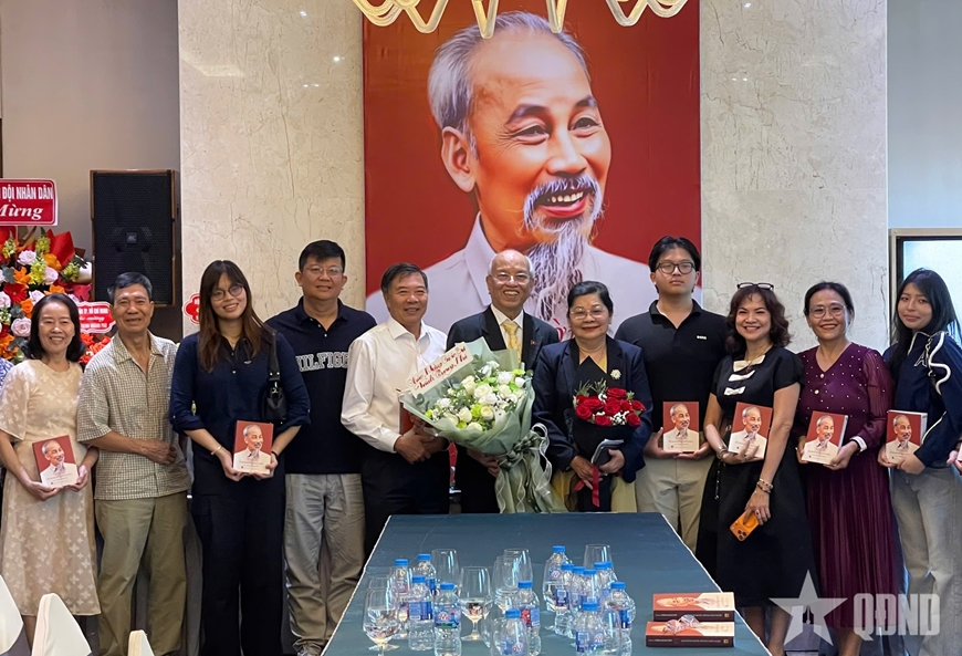 Ra mắt sách “Người đi muôn trùng non nước”