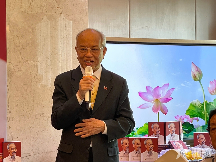 Ra mắt sách “Người đi muôn trùng non nước”