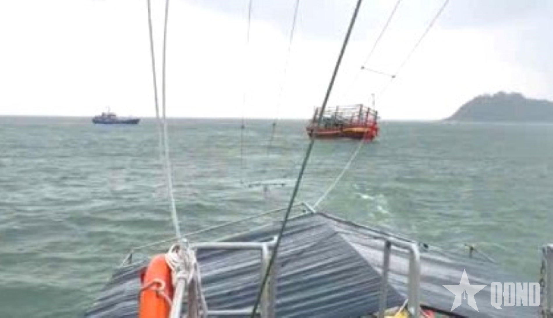 Hải đội Biên phòng 2 (Bộ đội Biên phòng TP Đà Nẵng) cứu tàu cá bị phá nước 