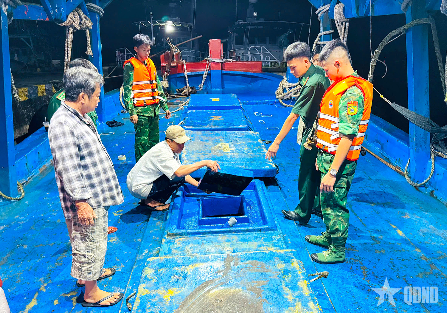 Bộ đội Biên phòng tỉnh Cà Mau: Phát hiện tàu vận chuyển hơn 100.000 lít dầu trái phép trên biển