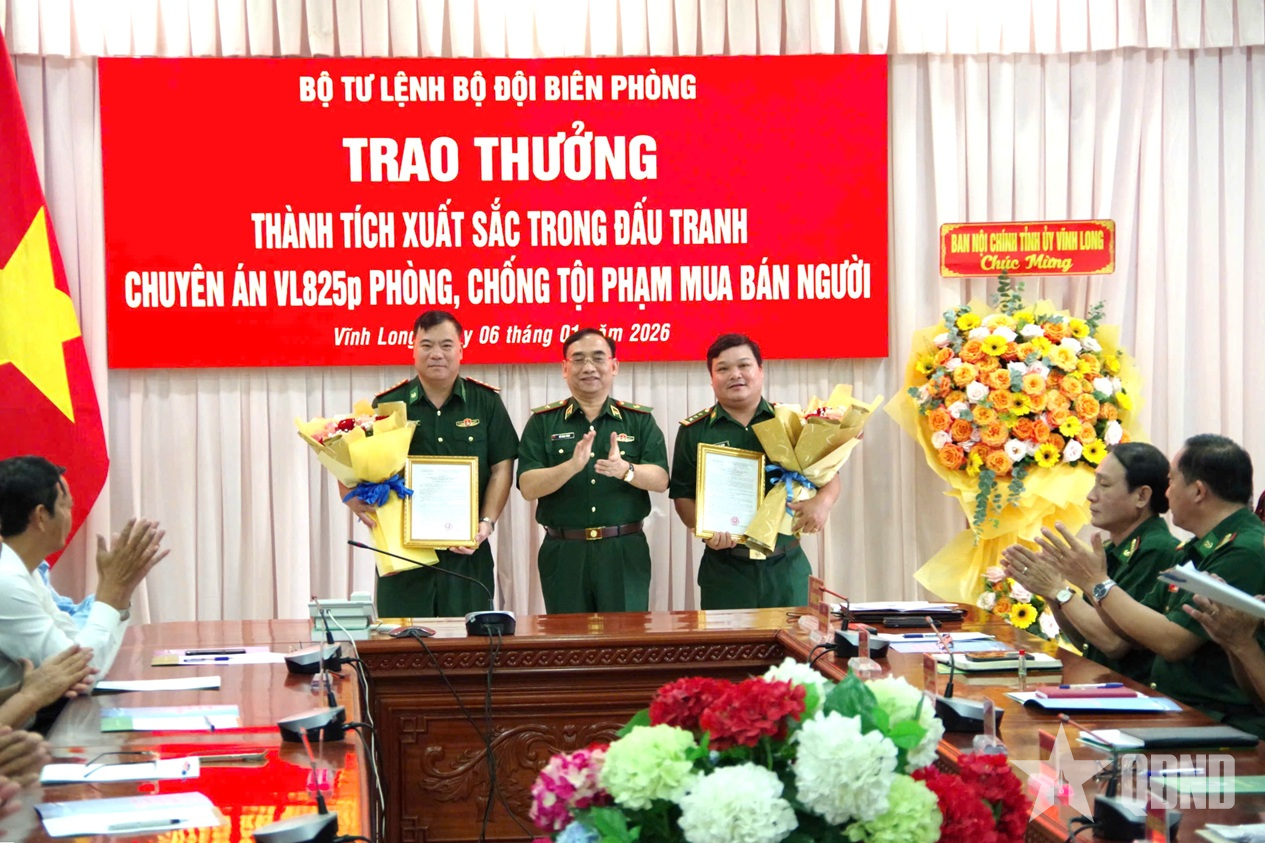 Bộ tư lệnh Bộ đội Biên phòng trao thưởng về thành tích phá chuyên án VL825p 