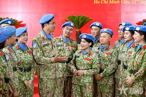 Phát triển bền vững gắn chặt với củng cố, tăng cường quốc phòng, an ninh