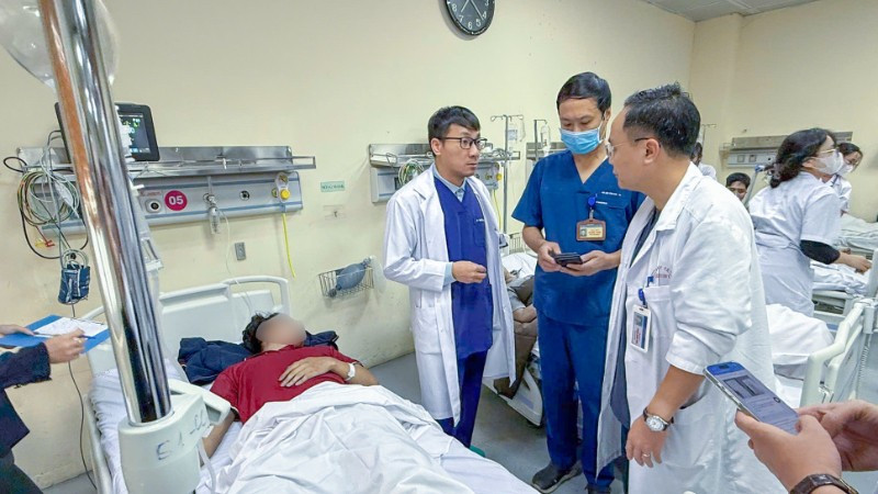 Bộ Y tế yêu cầu theo dõi sát sao tình trạng 15 nạn nhân trong vụ cháy ở phố Trần Cung